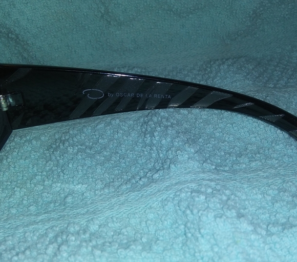 O By Oscar ed la Renta black stripped sunglasses - Picture 4 of 6